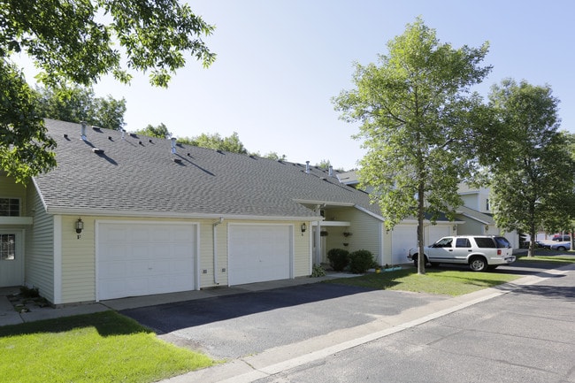 Lincoln Square Townhomes in Alexandria, MN - Building Photo - Building Photo