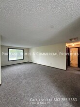 2336 SE Nash Ct in Troutdale, OR - Building Photo - Building Photo