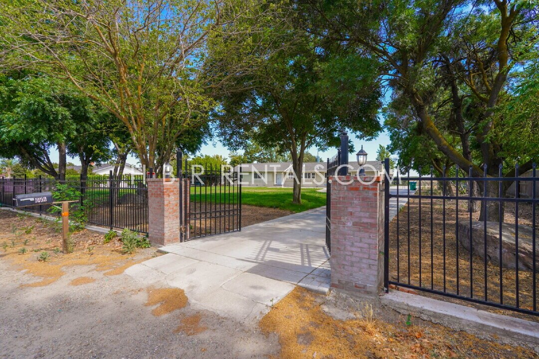 6404 E Woodward Ave in Manteca, CA - Building Photo