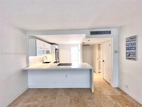 3301 N Country Club Dr, Unit 410 in Aventura, FL - Building Photo - Building Photo