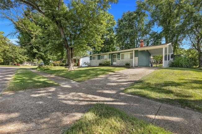 1975 Yaqui Dr in Florissant, MO - Building Photo - Building Photo