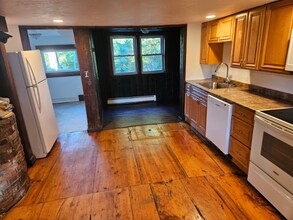 81 Oak St in East Bridgewater, MA - Building Photo - Building Photo