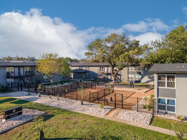 Dellview Crossing Apartments in San Antonio, TX - Building Photo - Building Photo