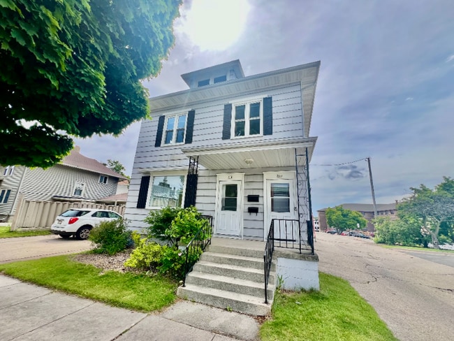property at 714 N 9th St