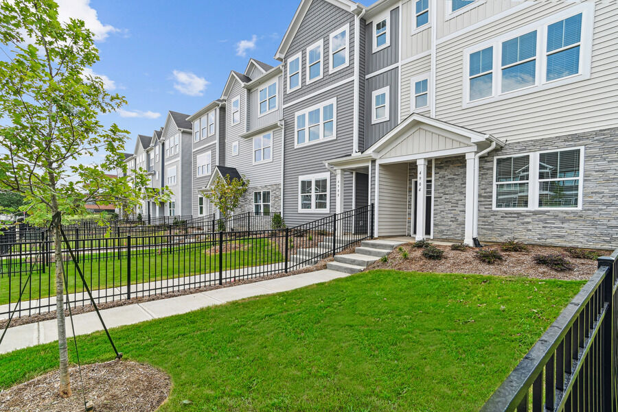 Westmont Village in Charlotte, NC - Foto de edificio