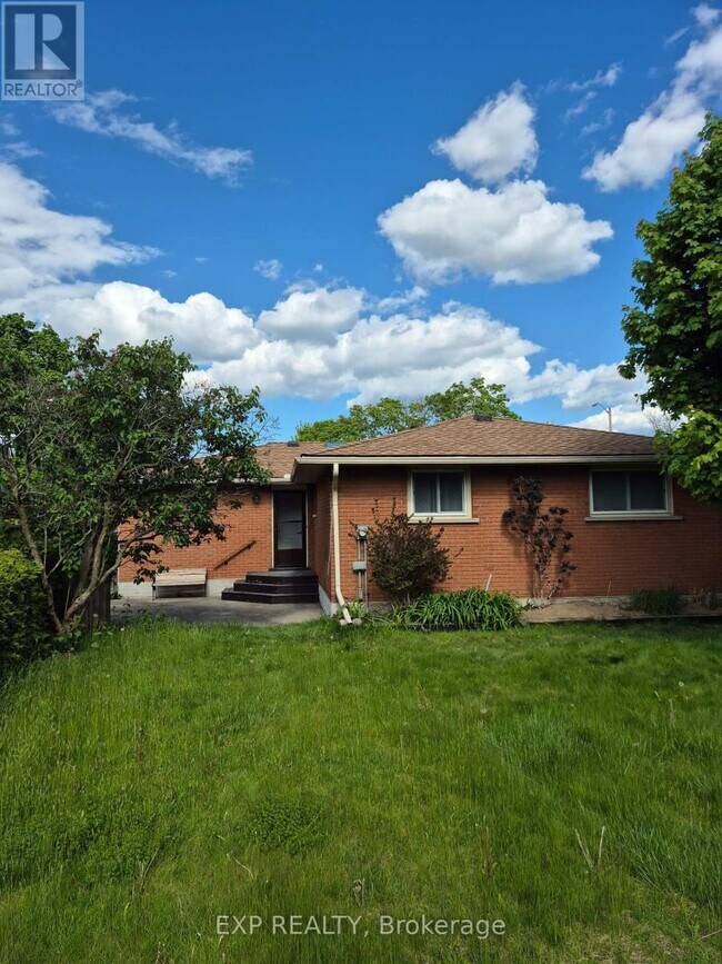 37 Montcalm Dr in Kitchener, ON - Building Photo - Building Photo