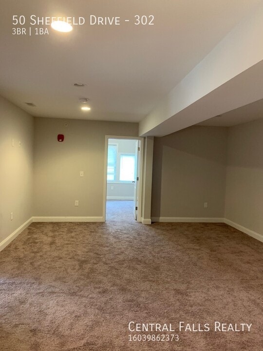 50 Sheffield Dr, Unit 302 in Dover, NH - Building Photo