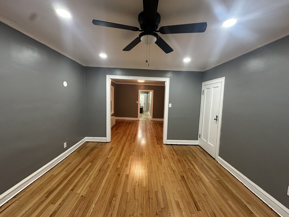 4906 W Walton St, Unit 2 in Chicago, IL - Foto de edificio