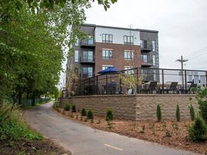 Urban Park I and II Apartments in St. Louis Park, MN - Foto de edificio - Building Photo