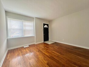 1465 W Duchesne Dr in Florissant, MO - Foto de edificio - Building Photo