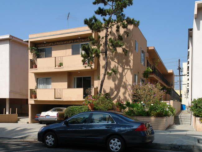 935 N Alfred St in West Hollywood, CA - Building Photo - Building Photo