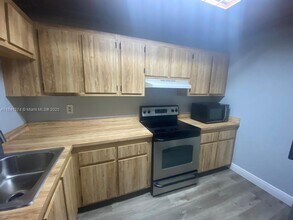 10055 NW 4th St in Pembroke Pines, FL - Building Photo - Building Photo