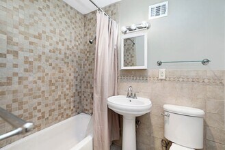 38 Juniper St, Unit 96 in Brookline, MA - Foto de edificio - Building Photo