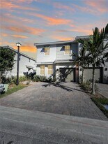 165 SW 170th Ave in Pembroke Pines, FL - Building Photo