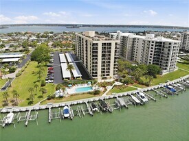 690 Island Way in Clearwater, FL - Building Photo