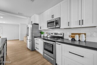 7415 E Holly St in Scottsdale, AZ - Building Photo - Building Photo