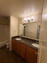 10009 NE 123rd St, Unit DA in Kirkland, WA - Building Photo - Building Photo