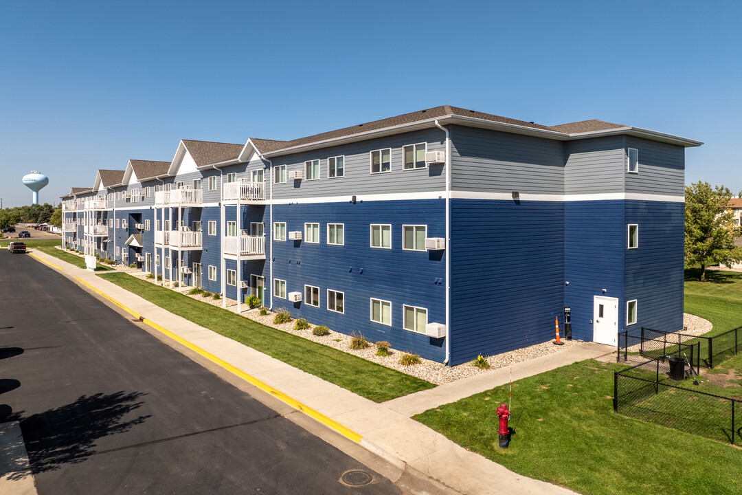 The Oaks in Watertown, SD - Building Photo