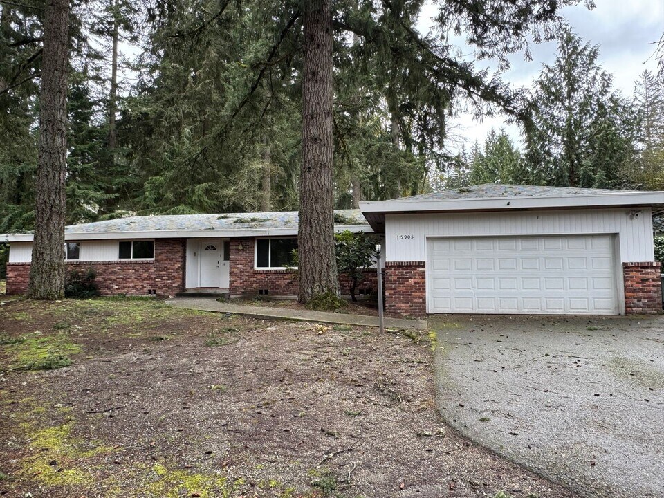 15905 SE Newport Way in Bellevue, WA - Building Photo