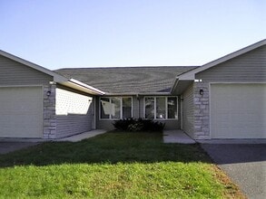 626 W 8th St, Unit D in New Richmond, WI - Building Photo - Building Photo