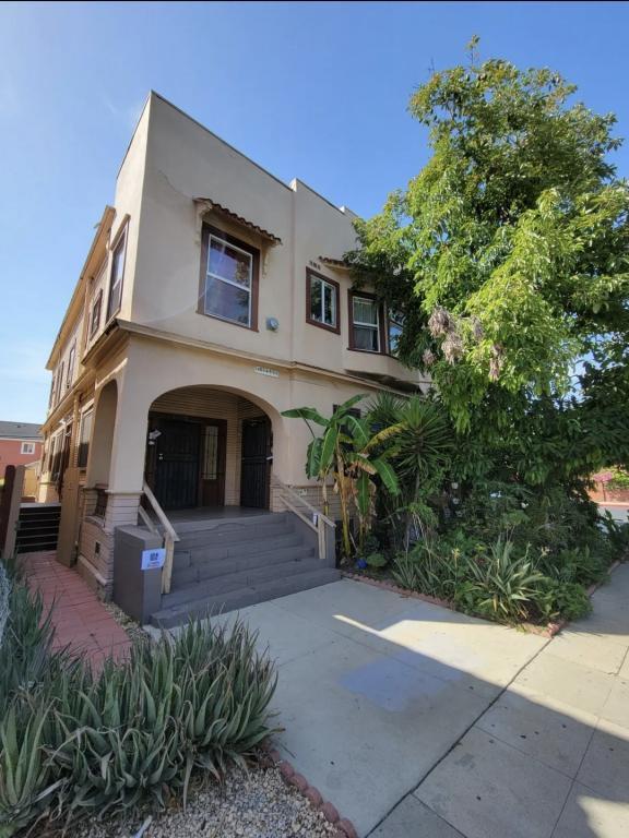 property at 1703 1/2 S Bonnie Brae St