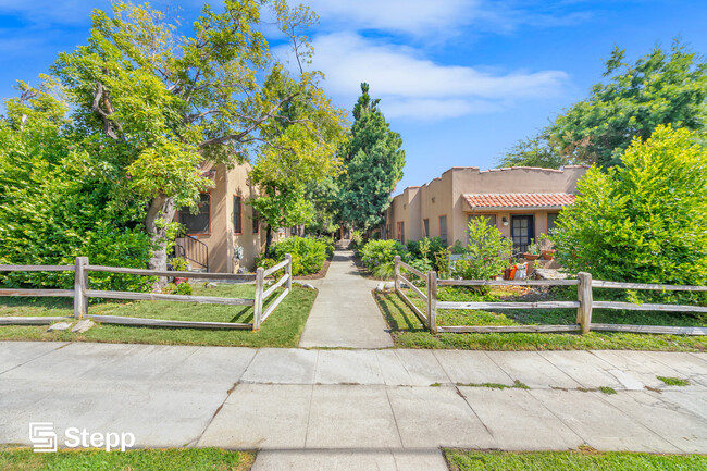 2548-2562 El Molino Ave in Altadena, CA - Foto de edificio - Building Photo