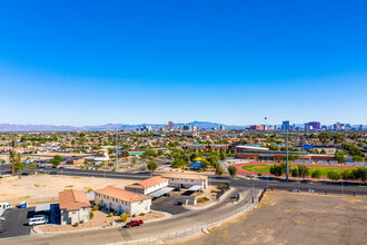 2406 Morton Ave in North Las Vegas, NV - Foto de edificio - Building Photo