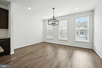 8162 Agnes Ln in Manassas, VA - Foto de edificio - Building Photo