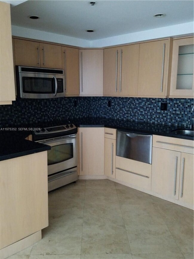 2457 Collins Ave in Miami Beach, FL - Building Photo - Building Photo