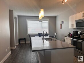 2105-2124 24 St NW in Edmonton, AB - Building Photo - Building Photo