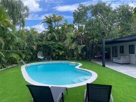 1955 Alamanda Dr in North Miami, FL - Building Photo