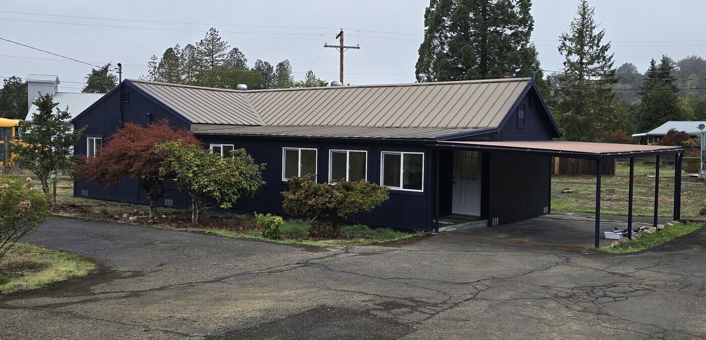 1223 Locust St in Oakland, OR - Building Photo