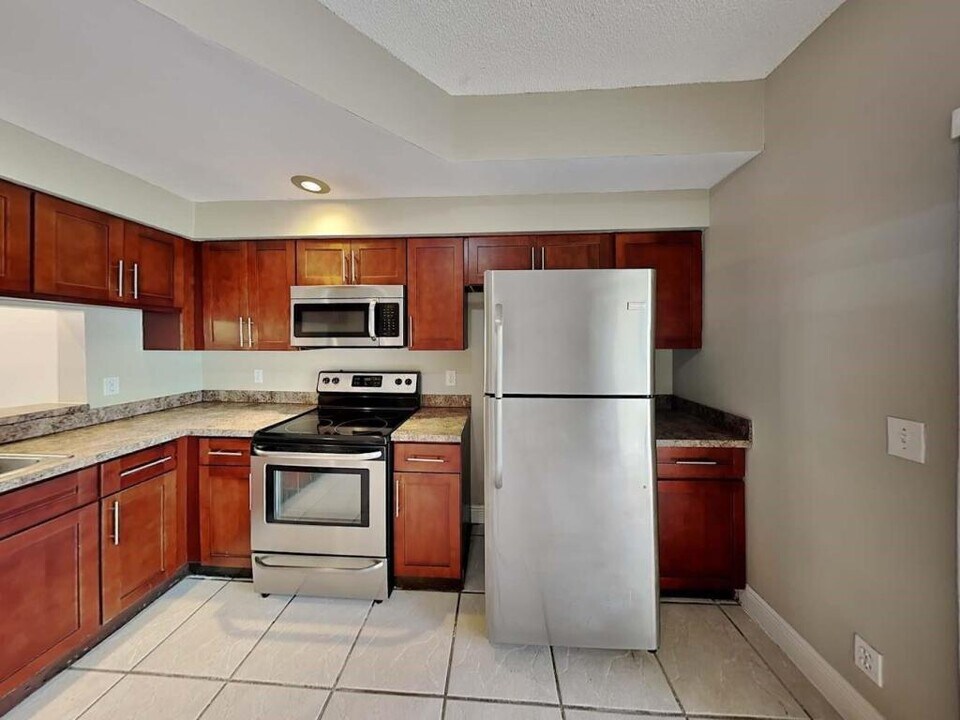 9951 NW 56th Pl in Coral Springs, FL - Foto de edificio
