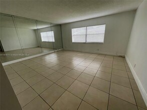 2390 Coral Springs Dr in Coral Springs, FL - Foto de edificio - Building Photo