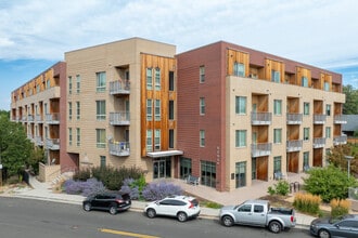 Garden Court at Yale Station in Denver, CO - Foto de edificio - Building Photo