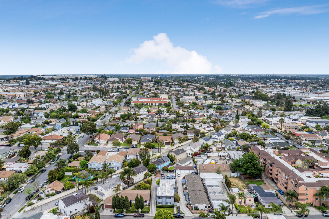 1600 Stanley Ave in Long Beach, CA - Building Photo