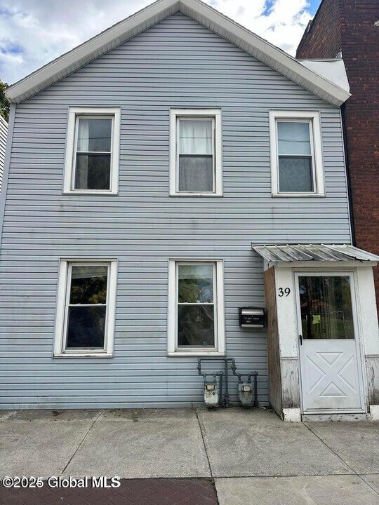 39 Douw St in Troy, NY - Building Photo