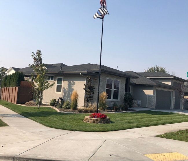 143 S Vandries Ave in Eagle, ID - Foto de edificio - Building Photo