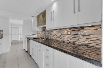 1901 Brickell Ave in Miami, FL - Building Photo - Building Photo