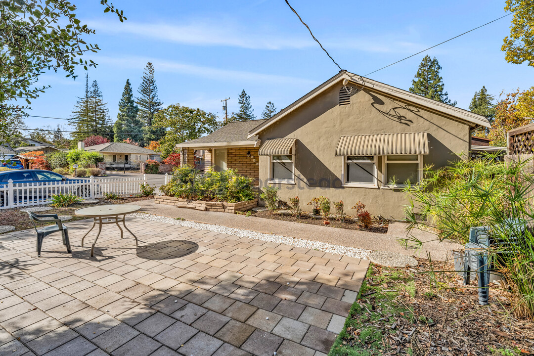 596 Military Way in Palo Alto, CA - Building Photo