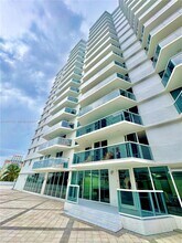2401 Collins Ave in Miami Beach, FL - Building Photo - Building Photo