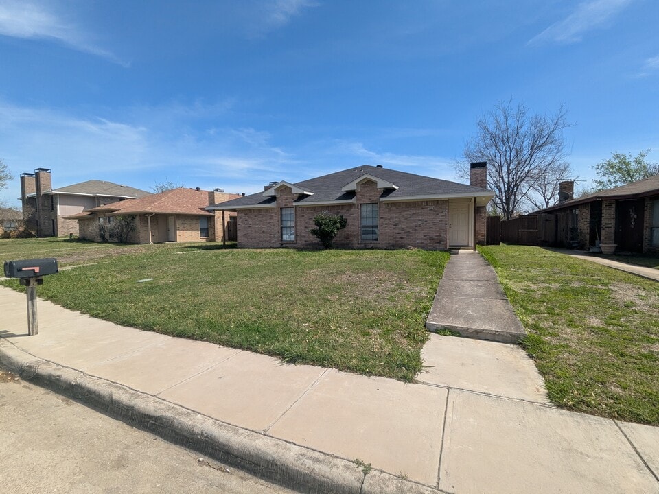 2410 Cordoba Dr, Unit A in Carrollton, TX - Foto de edificio