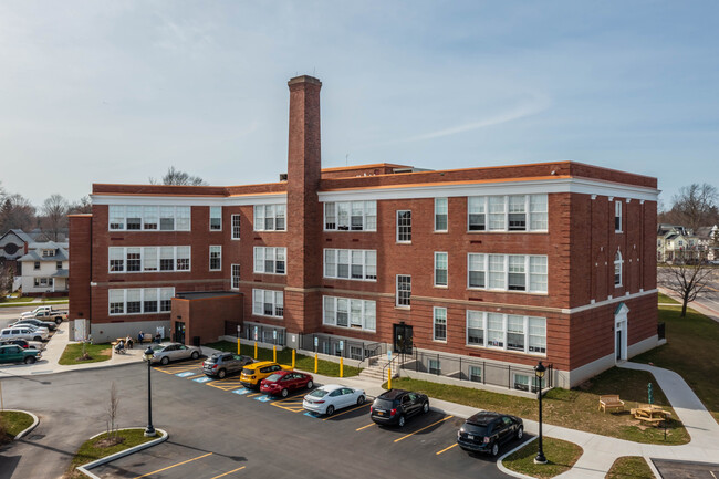 Holley Gardens in Holley, NY - Foto de edificio - Building Photo