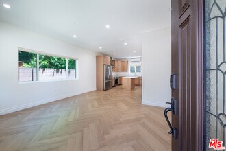 5220 Goodland Ave in Los Angeles, CA - Building Photo - Building Photo