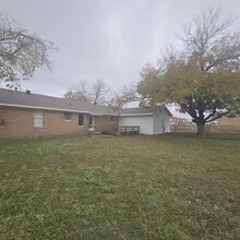 1423 W San Antonio St in Lockhart, TX - Building Photo - Building Photo