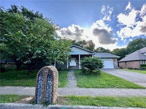 2319 N Aspen Dr in Fayetteville, AR - Building Photo - Building Photo