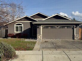 1575 SW Yucca Dr in Grants Pass, OR - Building Photo