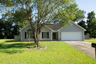 163 Independence Dr in Raeford, NC - Building Photo