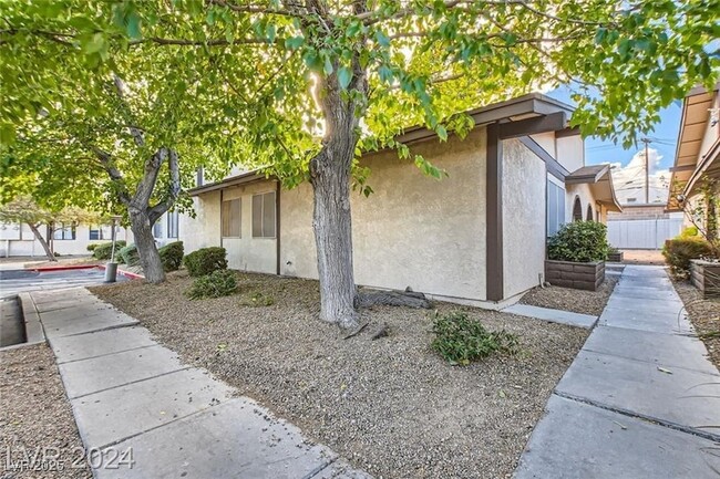 5913 Smoke Ranch Rd, Unit A in Las Vegas, NV - Building Photo - Building Photo