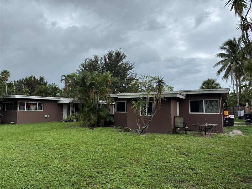 911 SW 15th Ter, Unit 1 in Fort Lauderdale, FL - Foto de edificio